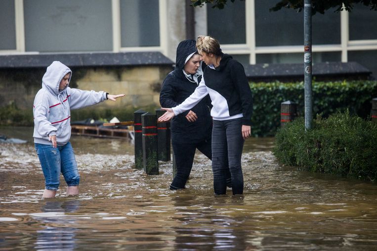Door het almaar stijgende hoge water als gevolg van de de overstroming van de Geul liepen de straten in Valkenburg onder. Beeld Arie Kievit