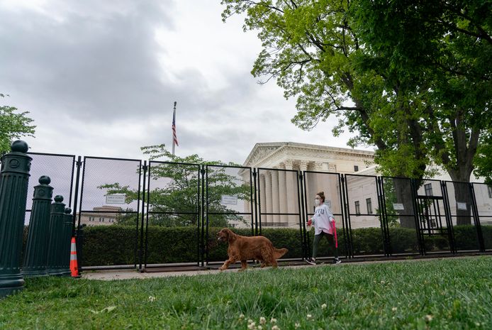 Het Hooggerechtshof in Washington wordt inmiddels met een hek beveiligd.