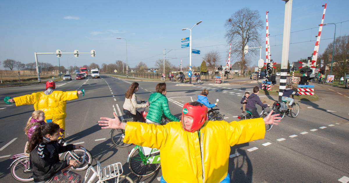 Spoorwegovergang Achterbergsestraatweg tijdelijk dicht voor treinen, auto's, fietsers en voetgangers