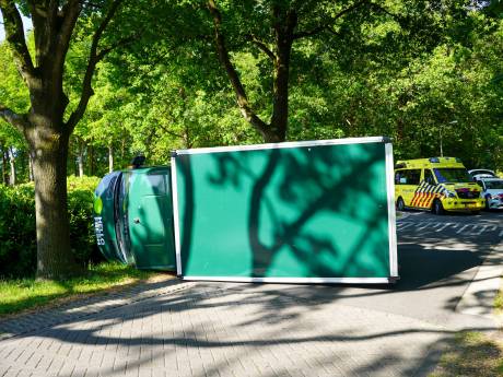 Hello Freshbus kantelt op de weg na ongeluk met bestelauto in Nijkerk: bestuurder (21) gewond