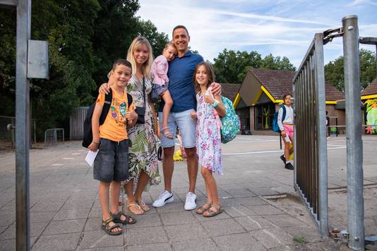 Eerste schooldag op basisschool de Moerschans Hulst.  Vérène en Jan Bosman met hun kinderen Elyne (10), Owen (8) en Evie (4).