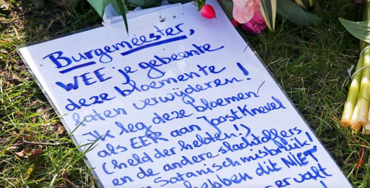 Een 'waarschuwingsbrief' van een van de bloemenleggers aan de gemeente zoals die te vinden was op het kerkhof in Bodegraven. Beeld AD