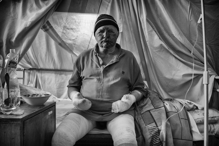 In Mykolajiv vielen 5 doden en raakten 49 mensen gewonden, onder wie deze Aleksandr (62). Beeld eddy van wessel