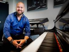 Pianist Sander zit door corona zonder werk: ‘Ik ben 100 procent van mijn omzet verloren’