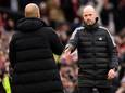 Erik ten Hag schudt Pep Guardiola de hand na de derby tussen Manchester United en Manchester City.