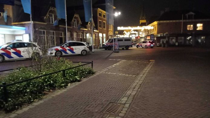 Er was veel politie aanwezig gisteravond bij de Albert Heijn in Wijhe vanwege een vechtpartij.