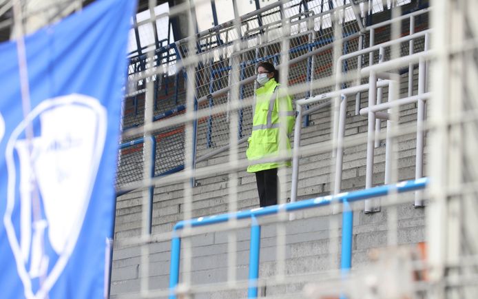 Ook de beveiliging in het lege stadion moet een mondmasker op