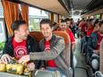 Supporters uit Loosbroek bouwen alvast een feestje in de bus, onder weg naar de kampioenswedstrijd van PSV.