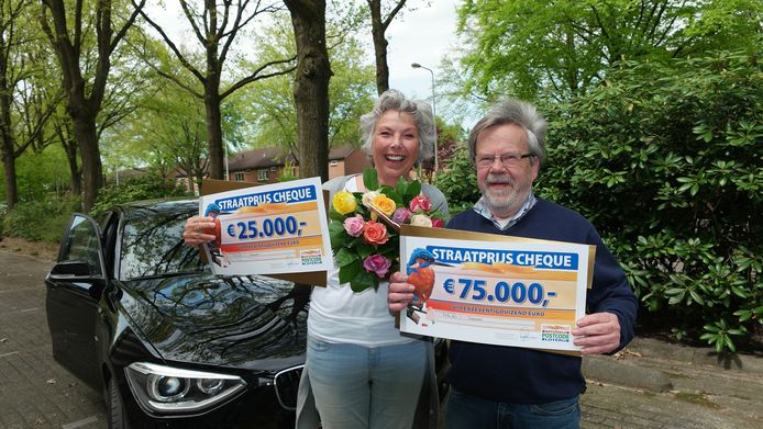Inge en buurman Rico uit Oldenzaal ontvangen de Straatprijs-cheque van de Postcode Loterij.