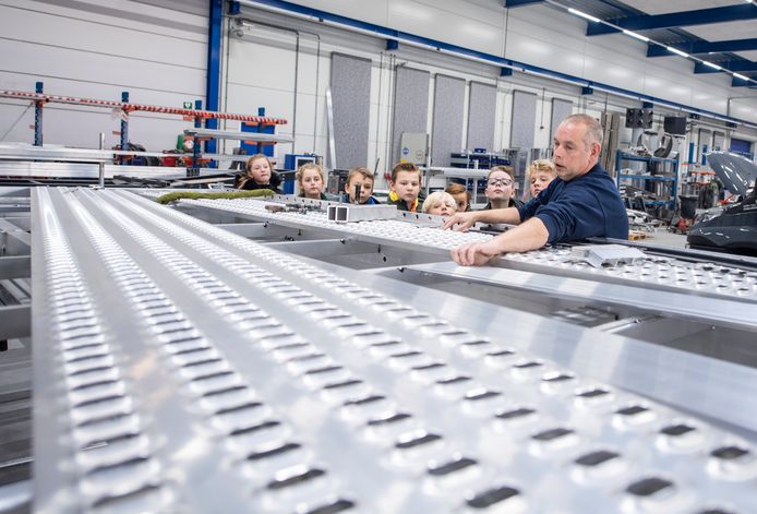 Een blik in de hal van Tijhof Autotransportsystemen. Vorige week was daar een schoolklas van Het Laar uit Wierden op bezoek.