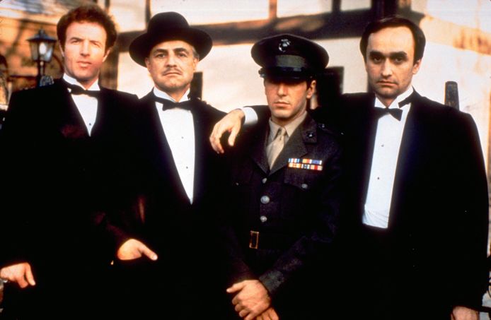 James Caan als Sonny Corleone, Marlon Brando als Don Vito Corleone, Al Pacino als Michael Corleone en John Cazale in de rol van Fredo Corleone in The Godfather.