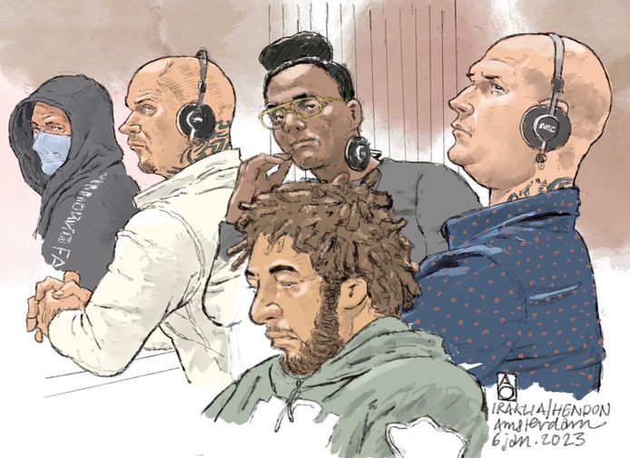 Een rechtbanktekening van vijf van de acht verdachten, van links naar rechts: Krystian M., Kamil E., Gerower M. Konrad W. en onderaan Ericsson O.