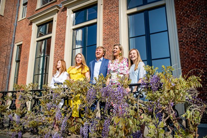 Koning Willem-Alexander, Koningin Maxima en de prinsessen Amalia, Alexia en Ariane zingen voor Paleis Huis ten Bosch het Wilhelmus op Koningsdag.
