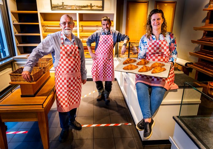 Arie ’t Hoen, Peter-Paul Klapwijk en Frida den Ouden (v.l.n.r.) in de enige winkel van Kinderdijk, die straks weer opengaat als bakker.