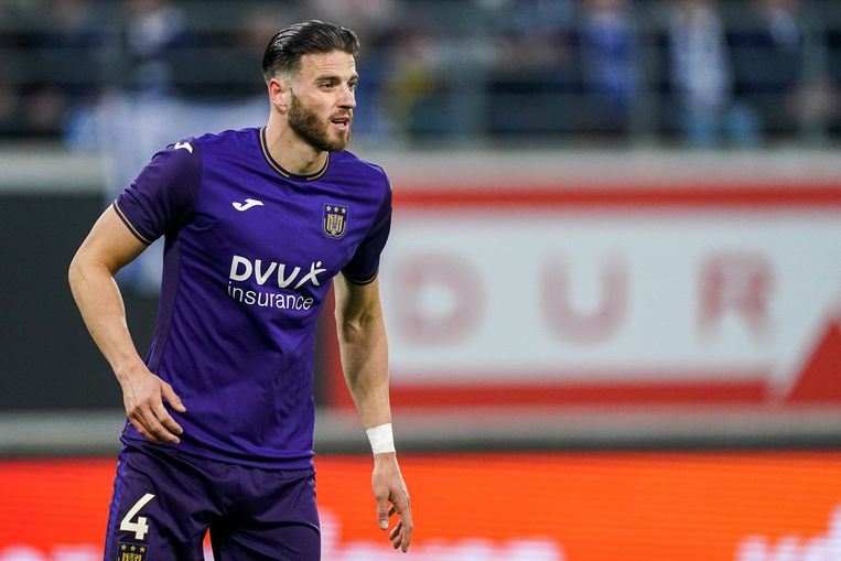 ‘Ik was blij toen Wes voor Anderlecht tekende. Het betekende dat hij weer dichtbij zou zijn en dat we konden samenwonen. We zijn net ingetrokken in onze eigen stek in Antwerpen.’ Beeld Photo News