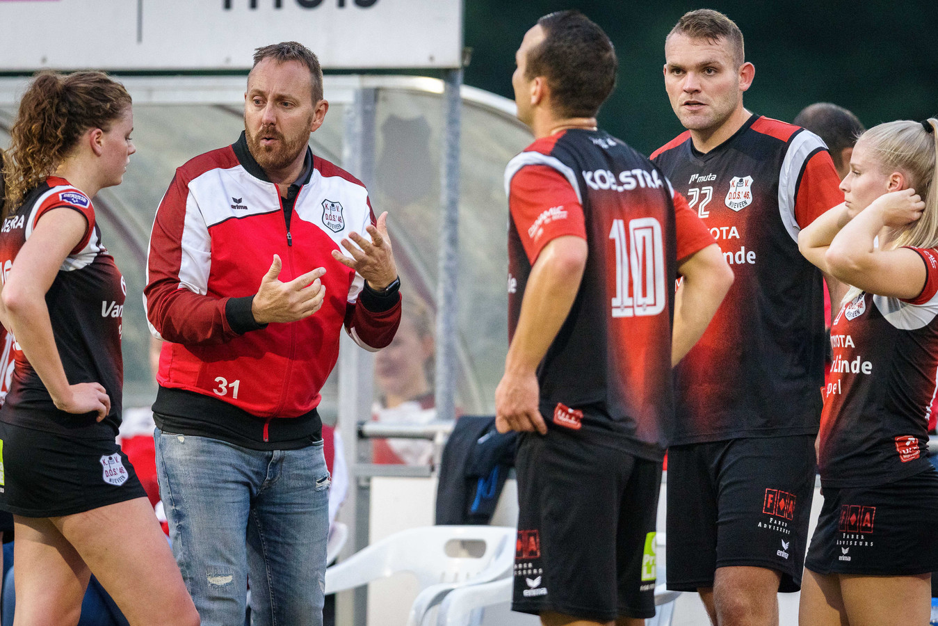 Edwin Bouwman praat met zijn spelers tijdens de wedstrijd tegen Blauw-Wit. De coach heeft een probleem met aanvoerder Max Malestein.