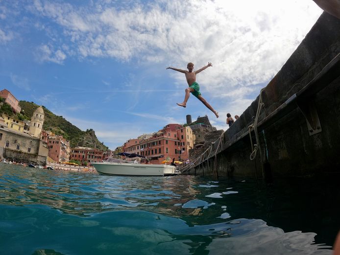 VERFRISSING - Sander neemt een verfrissende duik in de Middellandse Zee bij het Italiaanse Cinque Terre. Na het struinen door de smalle straatjes in deze bijzondere dorpjes heb je wel zin om even af te koelen.