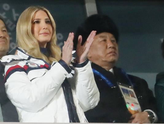 Ivanka Trump naast Kim Yong Chol tijdens de afsluitingsceremonie van de Winterspelen