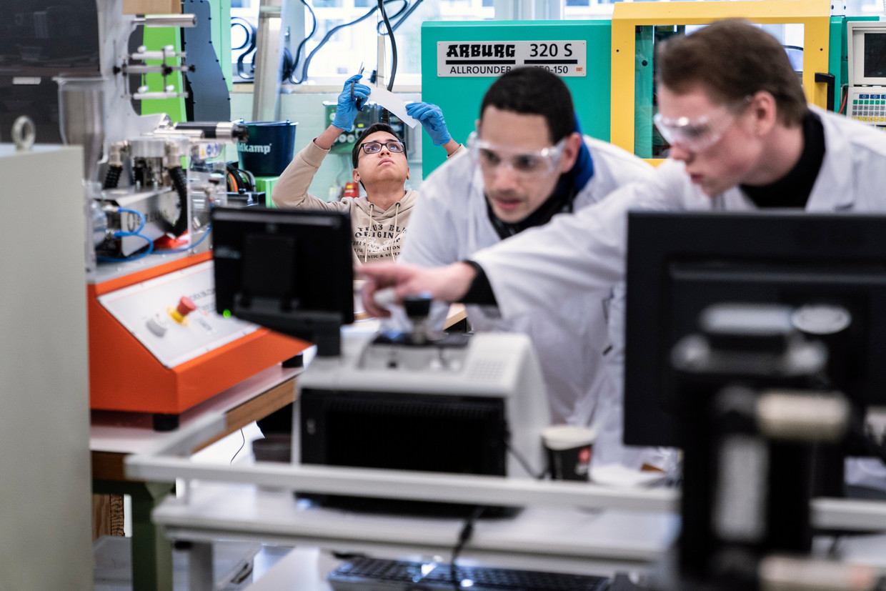 Universitair onderzoeker Walber Freitas (midden) en hbo-student Thijs van den Berg (rechts) werken samen in het laboratorium. Beeld Reyer Boxem