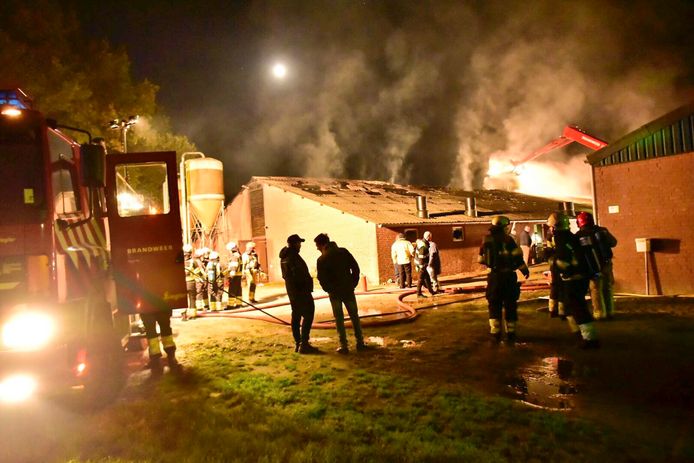 Grote uitslaande brand in stal in Deurne.