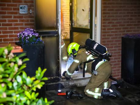 Brand bij voordeur in Apeldoorn staat niet op zichzelf, zegt bewoonster: ‘Al langer onrustig’