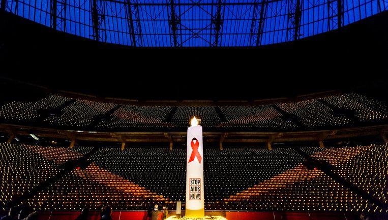 Archiefbeeld: tienduizenden kaarsjes in de Arena op Wereld Aids Dag in 2015. Beeld anp