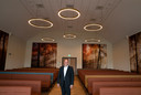 Bert van Asselt in het crematorium van Etten.