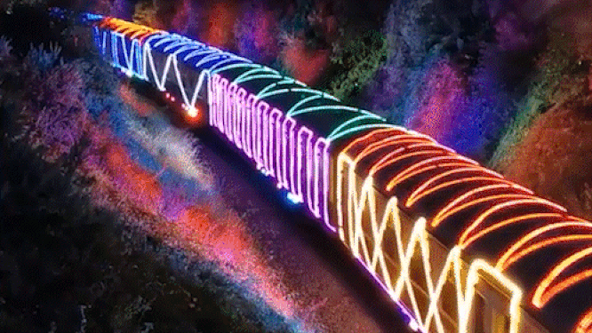 Neontrein lijkt wel rijdende regenboog