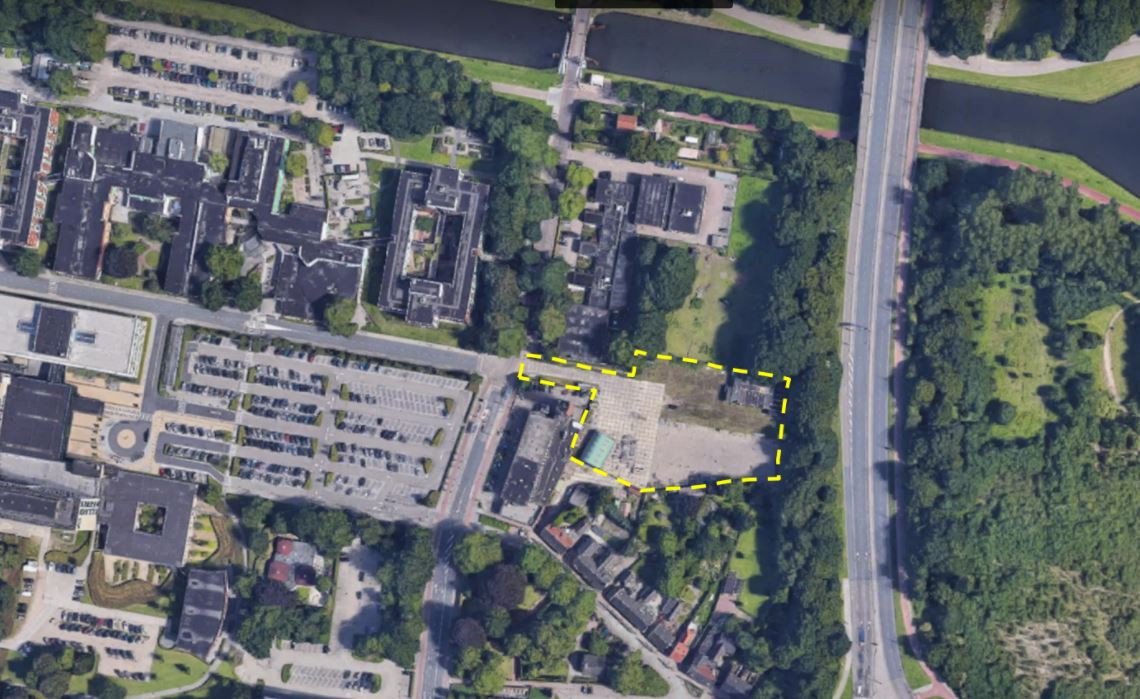 De beoogde bouwlocatie aan de Dr. Deelenlaan, gelegen tussen de parkeerplaats van het ETZ en de Midden-Brabantweg.