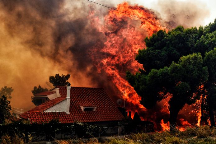 Een huis wordt opgeslokt door het vuur in Kineta.
