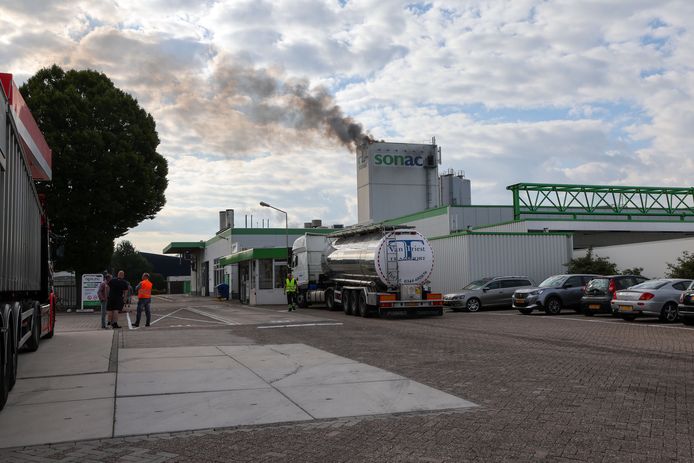 Bij veevoerbedrijf Sonac aan de Meerenakkerweg in Eindhoven was dinsdagochtend brand uitgebroken. Het vuur ontstond volgens een woordvoerder van de Veiligheidsregio in de luchtafzuiging. De rook en vlammen kwamen uit het dak van het pand.