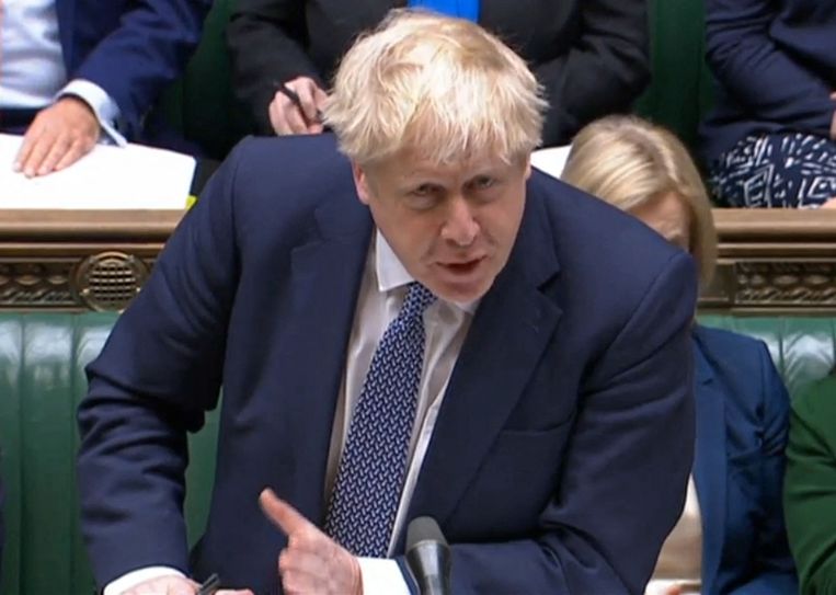 Boris Johnson tijdens het vragenuurtje in het Britse parlement. Hij moest zich daar verantwoorden voor het tuinfeestje dat hij tijdens de coronalockdown bijwoonde.  Beeld AFP