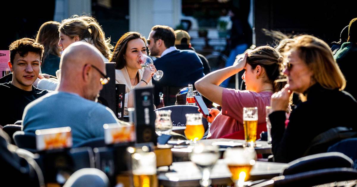 Horeca uit felle kritiek op coronabeleid Kuipers: ‘Geen idee waar hij mee bezig is’