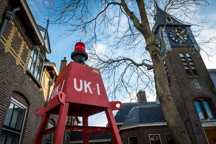 Een oude boei markeert de entree van het museum op Urk.