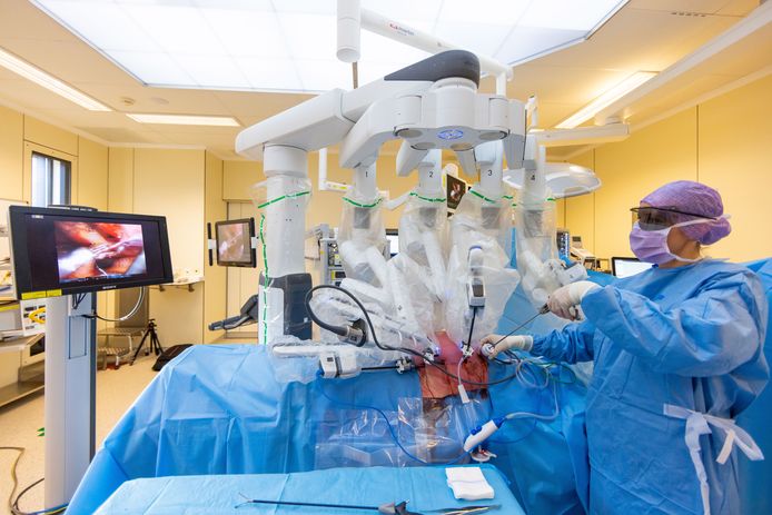 Operatie in het JBZ Den Bosch. Het chirurgisch instrument van een van de armen van de robot word omgewisseld.