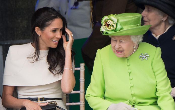 Ook de Queen geeft al eens cadeautjes aan haar nieuwe familieleden. Meghan kreeg deze oorbellen, van parels en diamanten, die 4.785,06 euro waard zijn. De hertogin draagt ze dan ook regelmatig.