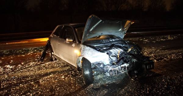 Auto raakt in slip en botst tegen vangrail