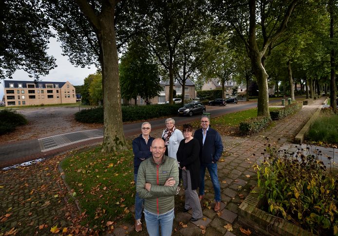 Bewoners van de Groeneweg in Reusel vrezen levensgevaarlijke verkeerssituaties door de geplande laad- en loskuil voor de nieuw te bouwen supermarkt. Vooraan Rolf Schrik, en daarachter van links naar rechts Adriën van den Borne, Rita Luyckx, Jeannette Faes en Johan Faes.