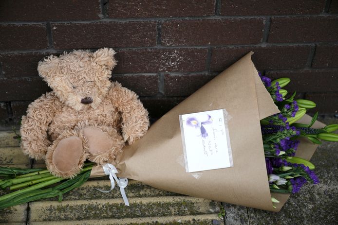 Een knuffelbeer en bloemen bij het OYO Metropolitan Hotel in Blonk Street, Sheffield. De plek waar de jongen om het leven kwam.