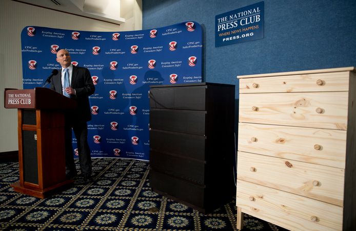 Twee kasten van Ikea die eenvoudig omvallen worden getoond tijdens een bijeenkomst van de Amerikaanse consumenten- en veiligheidscommissie SPCS.