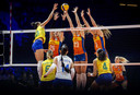 Elles Dambrink, Eline Timmermann en Anne Buijs van Nederland in actie tegen Gabriela Braga Guimaraes (links) van Brazilië.