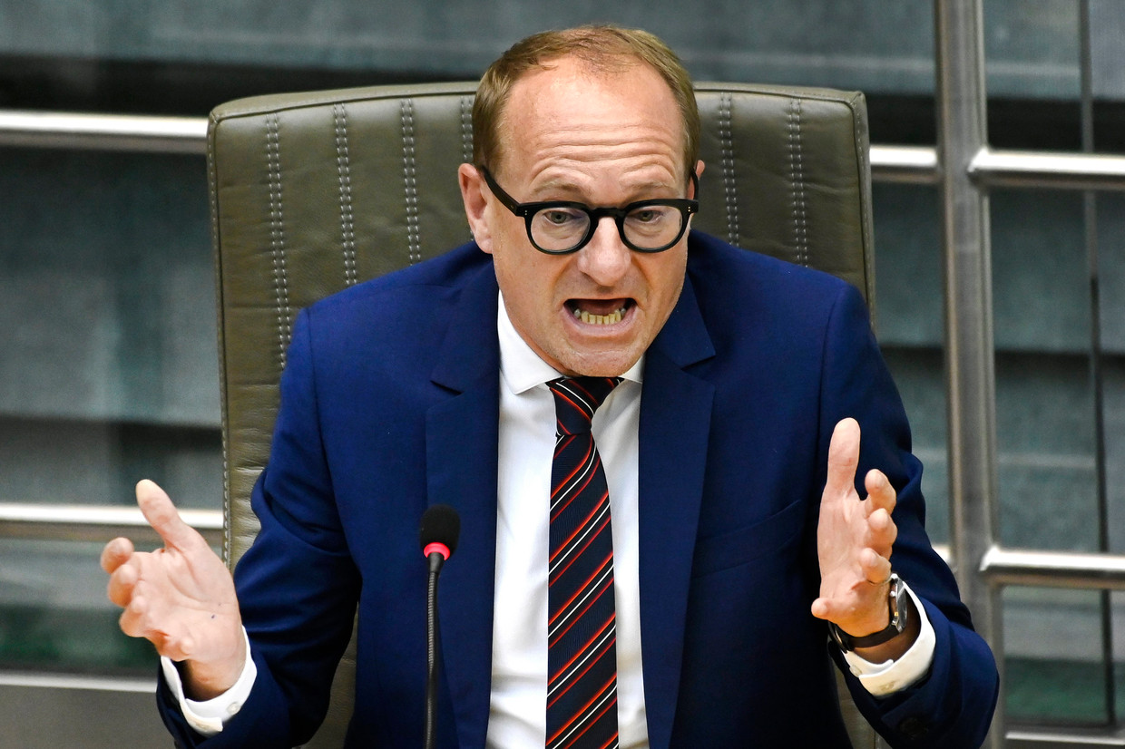 Zowel onderwijsbonden als -koepels vragen zich af hoe 100 miljoen euro bespaard kan worden zonder te raken aan de onderwijskwaliteit. Beeld Photo News