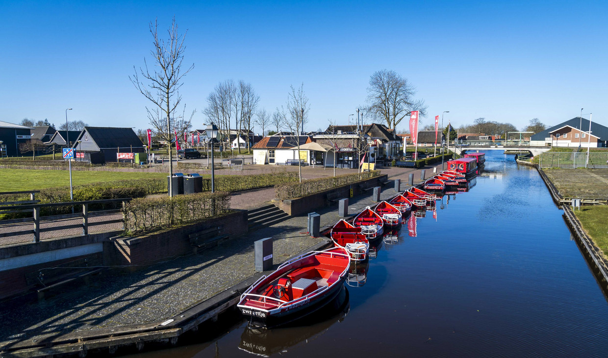 Lege fluisterboten door het wegblijven van toeristen in Giethoorn.  Beeld EPA