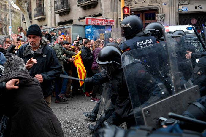 De oproerpolitie slaat betogers terug bij de zetel van de Spaanse regering in Barcelona.