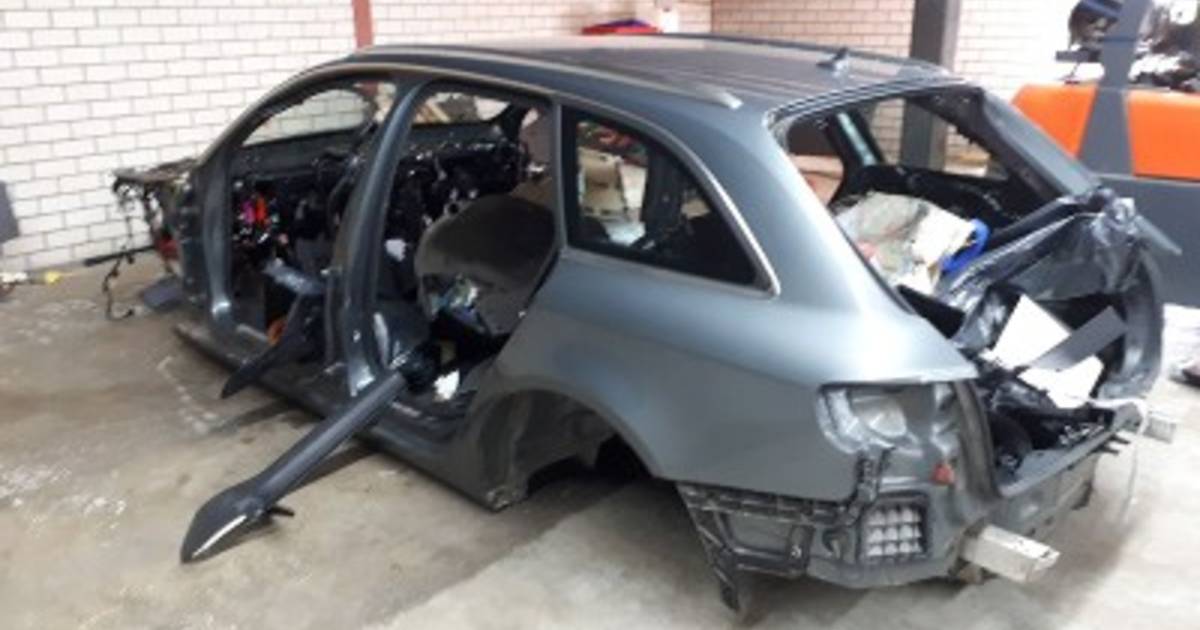 Drie gestolen voertuigen en diverse auto-onderdelen gevonden na politie inval in een bedrijfspand in