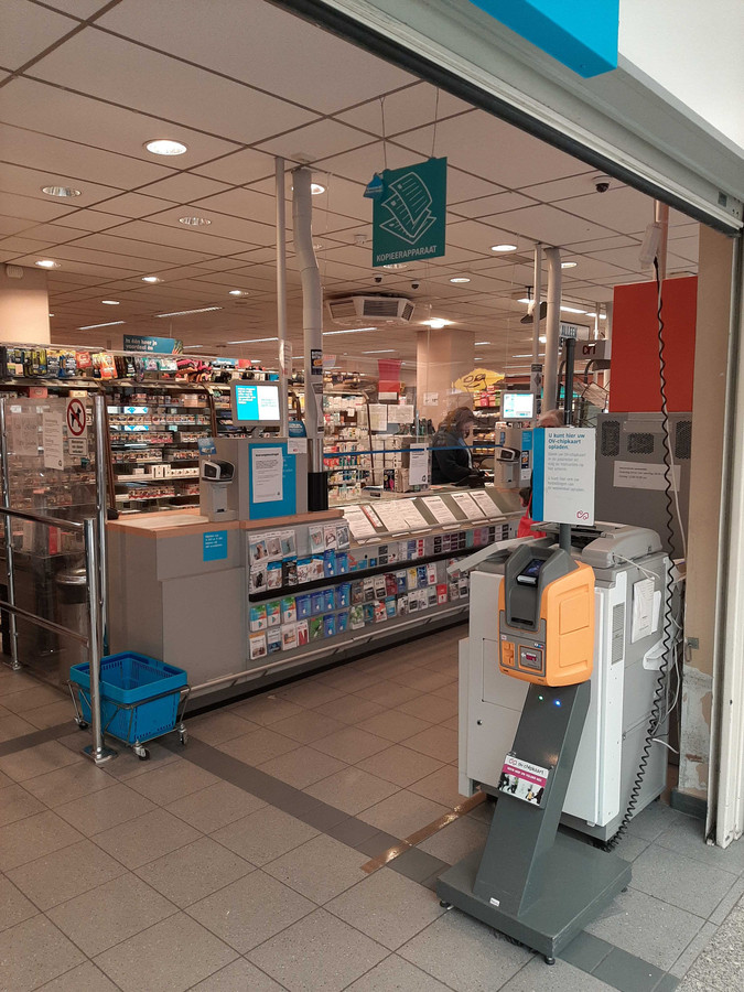 Plexiglas tussen klant en kassa tegen besmettingsgevaar Foto AD.nl