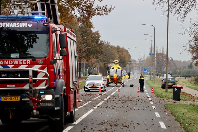 Een traumahelikopter op de N342 bij Denekamp na een ongeluk met twee vrachtwagens donderdagochtend.