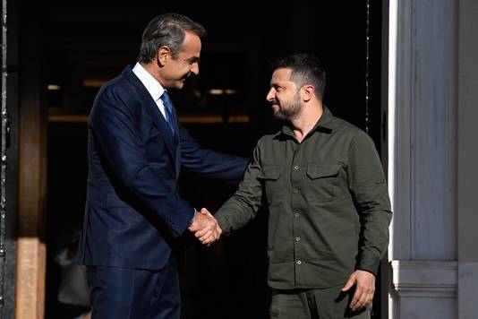 De Griekse premier Kyriakos Mitsotakis (links) verwelkomt Zelensky in Athene. (21/08/23)