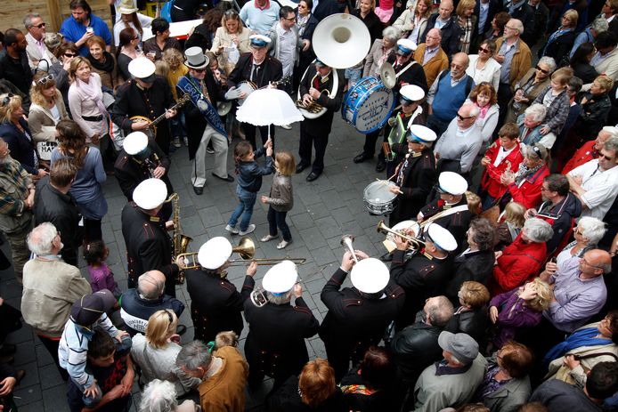 verontschuldigen Onzuiver vaas Jubilerend looporkest Blue Marble Silver Cornet Band staat liever op straat  dan op een podium | Breda | AD.nl