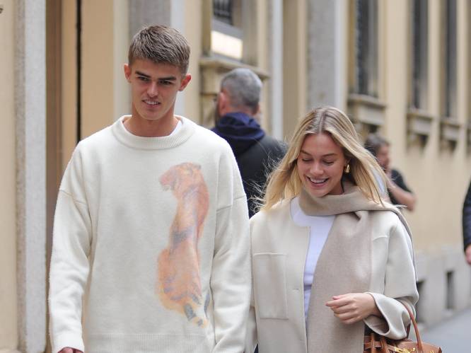 Charles De Ketelaere en vriendin trekken aandacht van paparazzi terwijl ze gaan shoppen bij luxehorlogemerk in Milaan